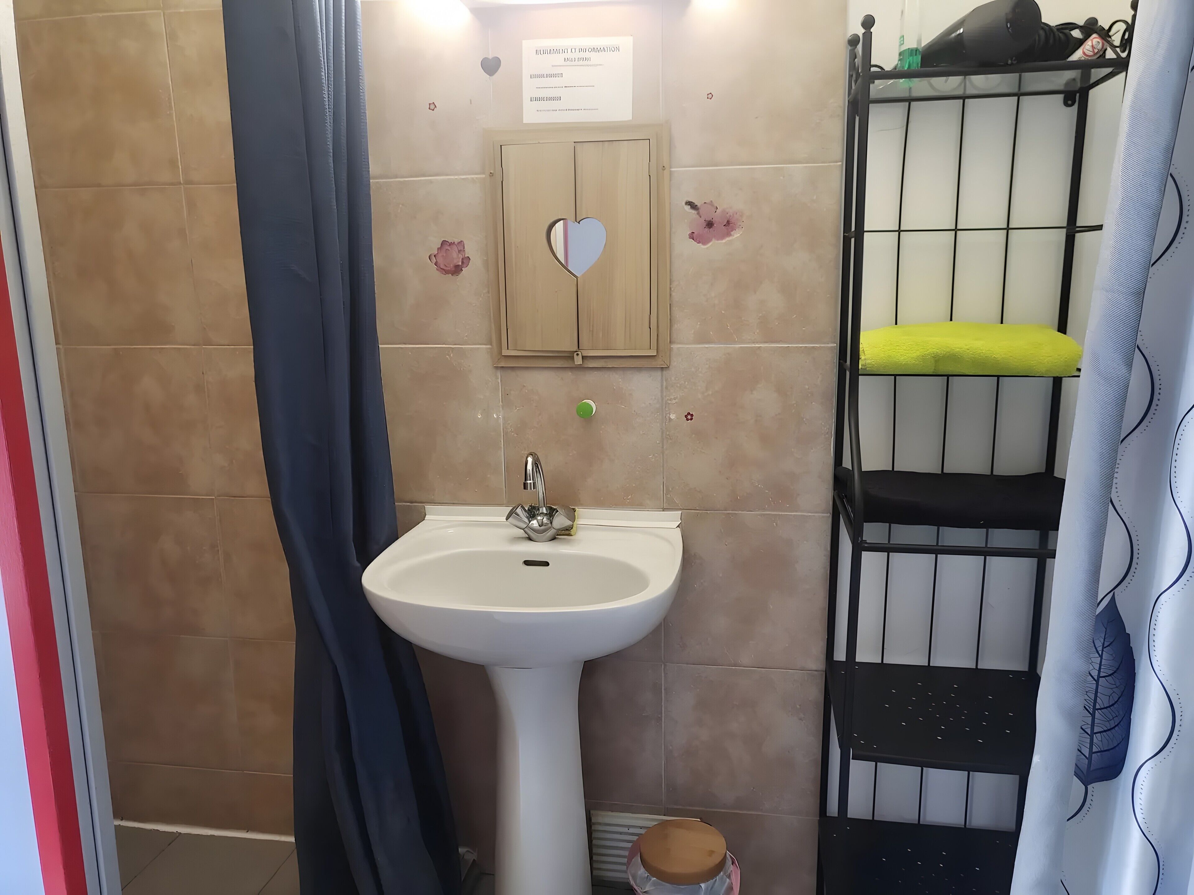 Ducha, artículos de tocador gratuitos, secador de pelo, toallas