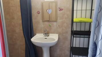 Ducha, artículos de tocador gratuitos, secador de pelo, toallas