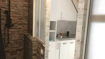 Een douche, een haardroger, handdoeken