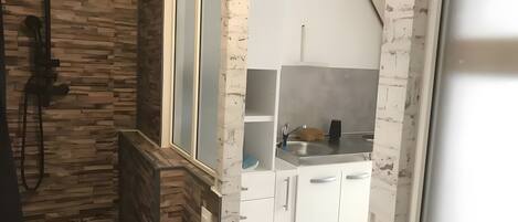 Dusche, Haartrockner, Handtücher