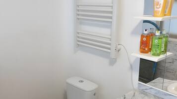 Een douche, een haardroger, handdoeken