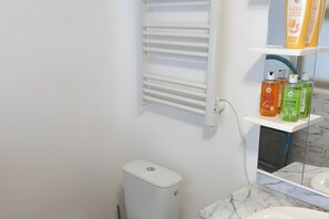 Douche, sèche-cheveux, serviettes fournies