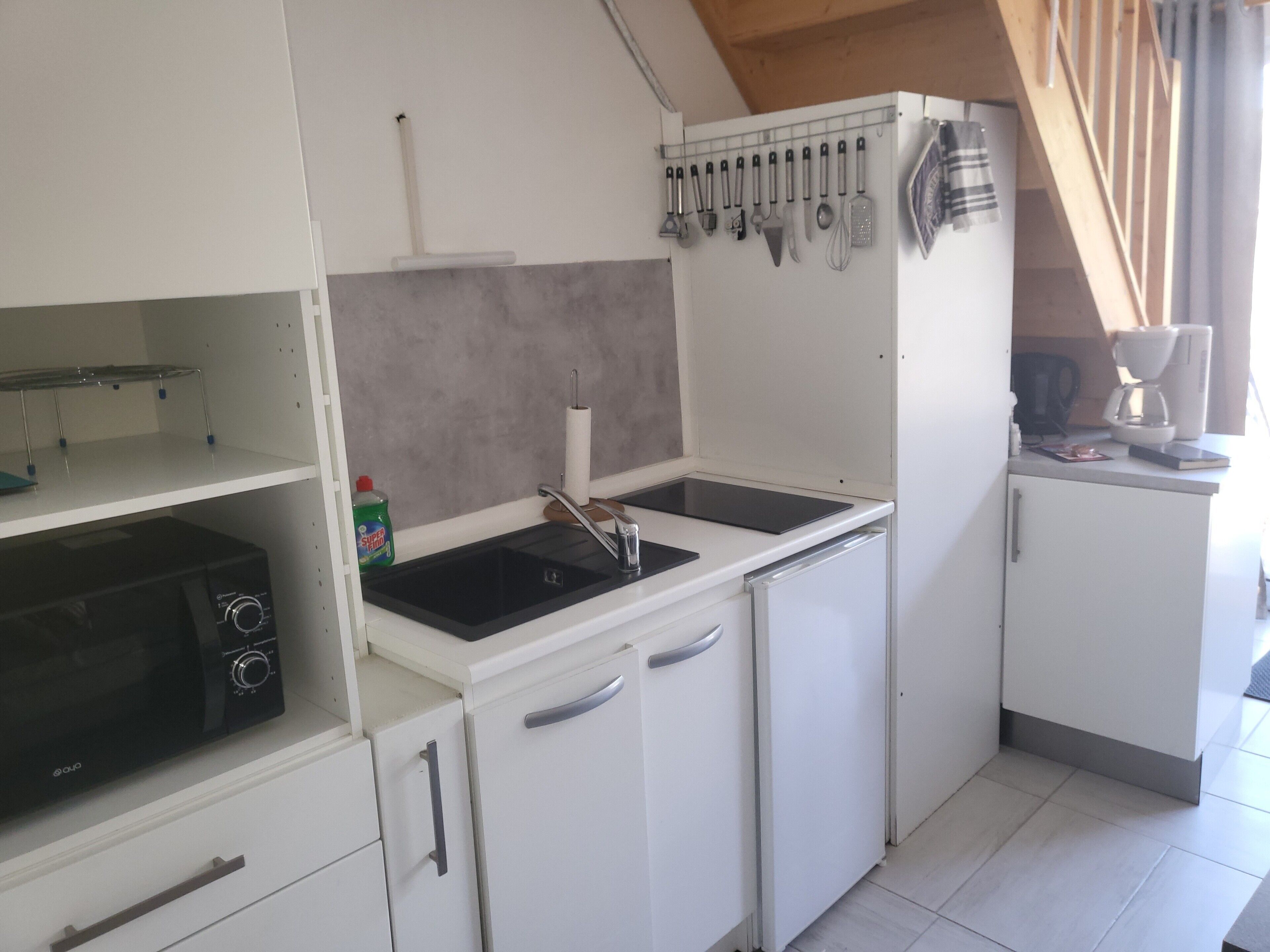 Een koelkast, een microgolfoven, een kookplaat