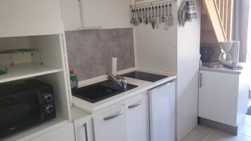 Een koelkast, een microgolfoven, een kookplaat