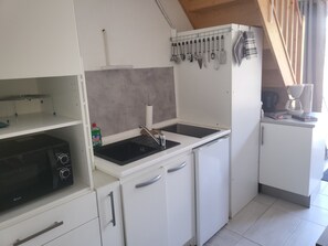Réfrigérateur, micro-ondes, plaque de cuisson, cafetière/bouilloire