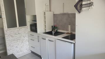 Fridge, microwave, stovetop, coffee/tea maker