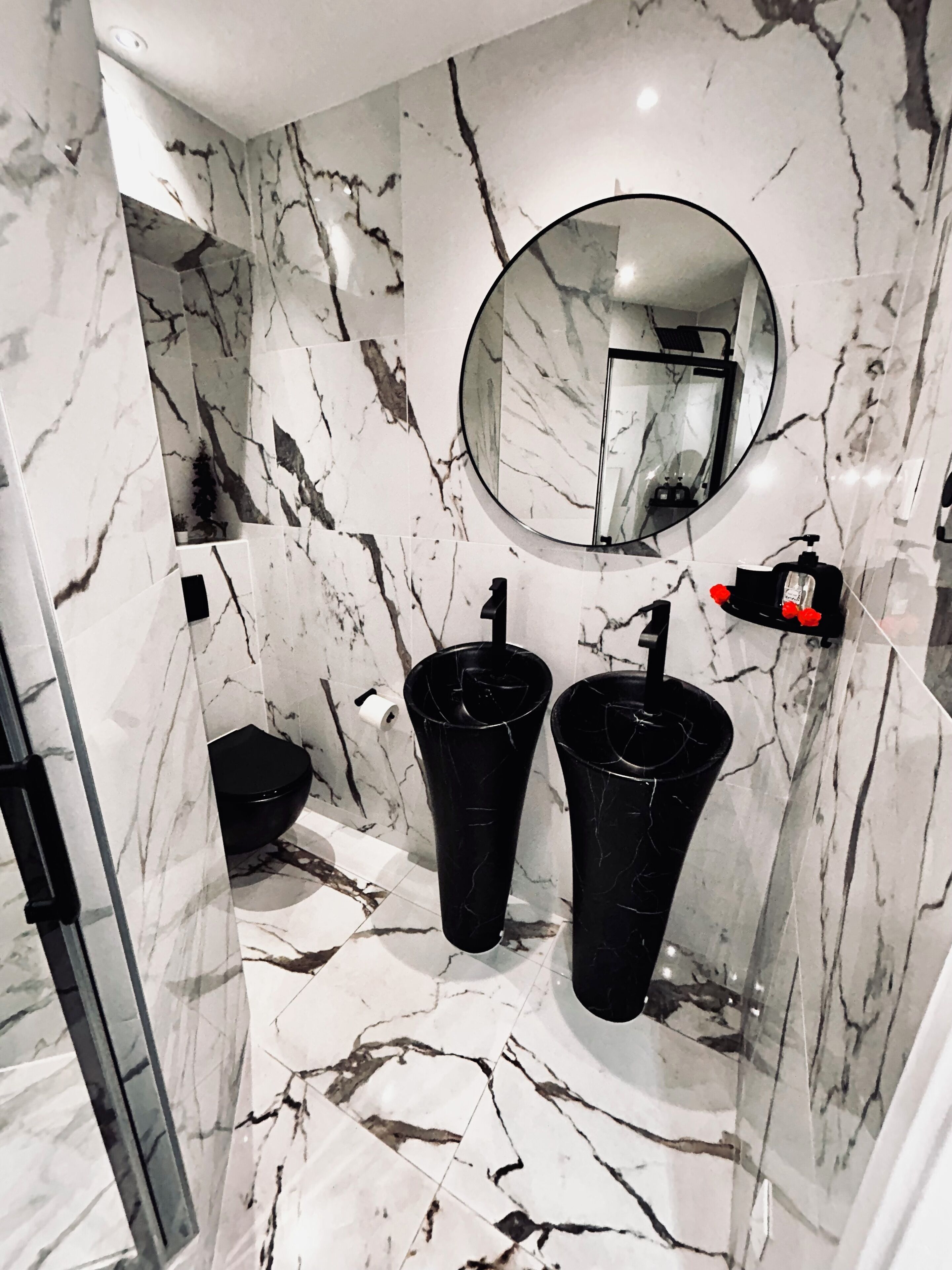 Douche, serviettes fournies, savon, papier toilette