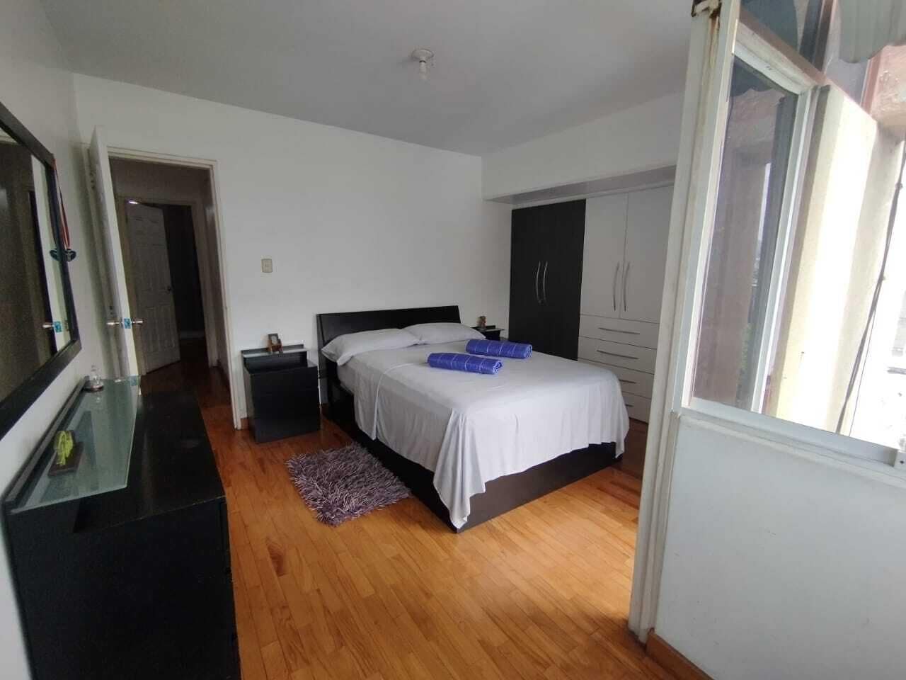3 habitaciones, tabla de planchar con plancha, internet y ropa de cama 