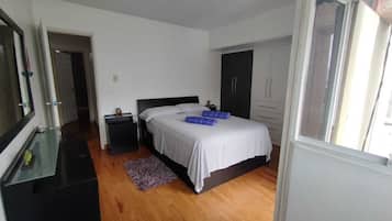 3 habitaciones, tabla de planchar con plancha, internet y ropa de cama