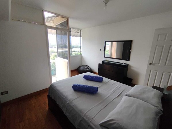 3 slaapkamers, een strijkplank/strijkijzer, internet, beddengoed