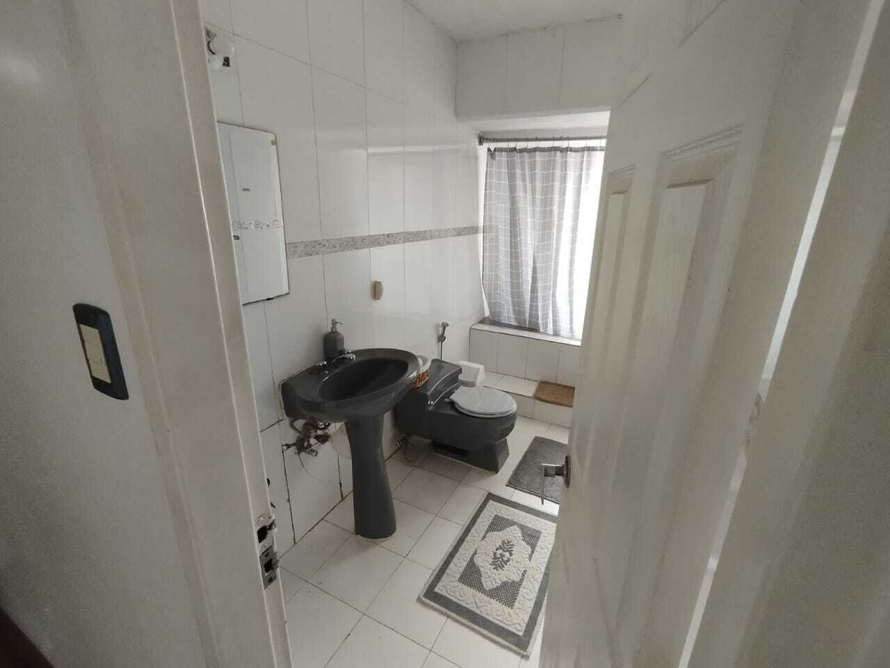 Douche, serviettes fournies, savon, papier toilette