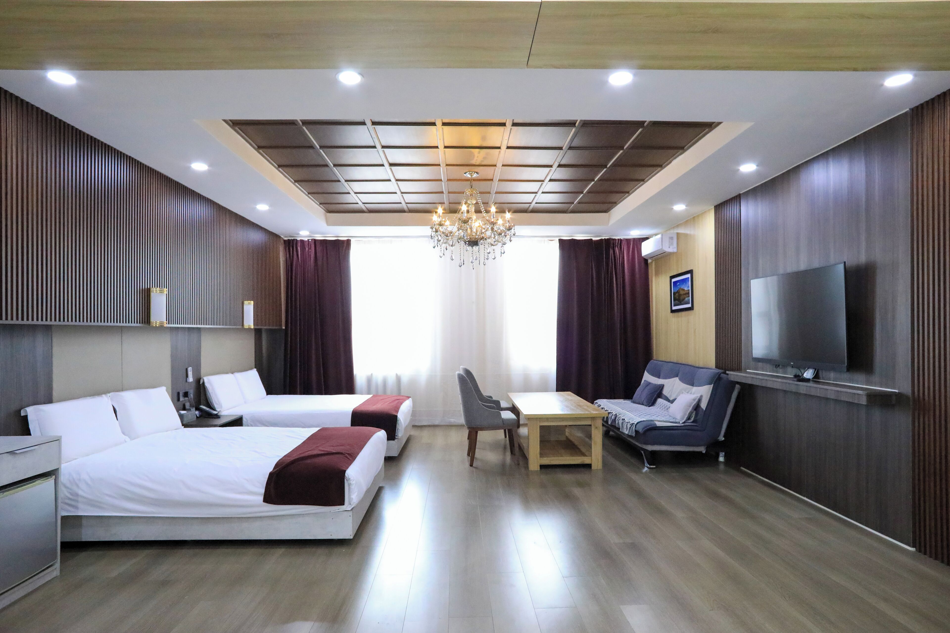 Dobbelt- eller tomannsrom – deluxe, byutsikt | Skrivebord, skrivebord for bærbar PC og wi-fi (inkludert)