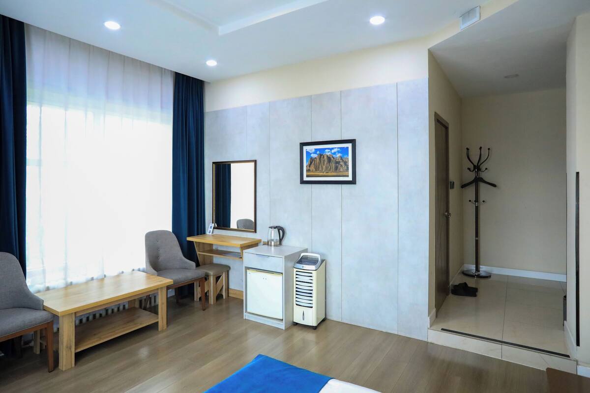 Superior Double Room, City View | Living area