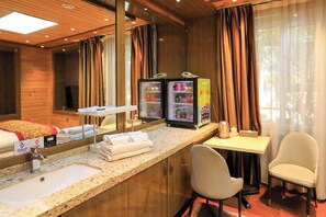 Junior Suite, City View | Living area