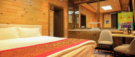 小型套房, 城市景观 | 办公桌、笔记本电脑工作区、免费 WiFi