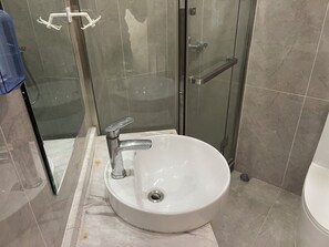 Basic Apartment | Bathroom