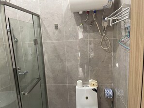 Basic Apartment | Bathroom | Shower, free toiletries, shampoo, toilet paper