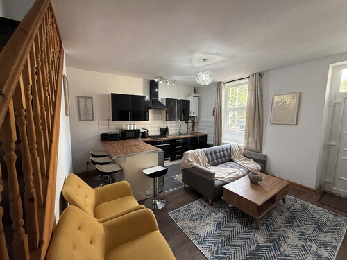 Modern Home • Sleeps 7 • Contractor / Families & Students Welcome.