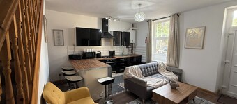 Modern Home • Sleeps 7 • Contractor / Families & Students Welcome.