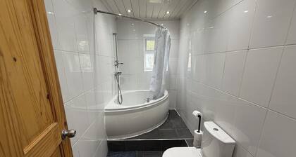 Modern Home âą Sleeps 7 âą Contractor / Families & Students Welcome.