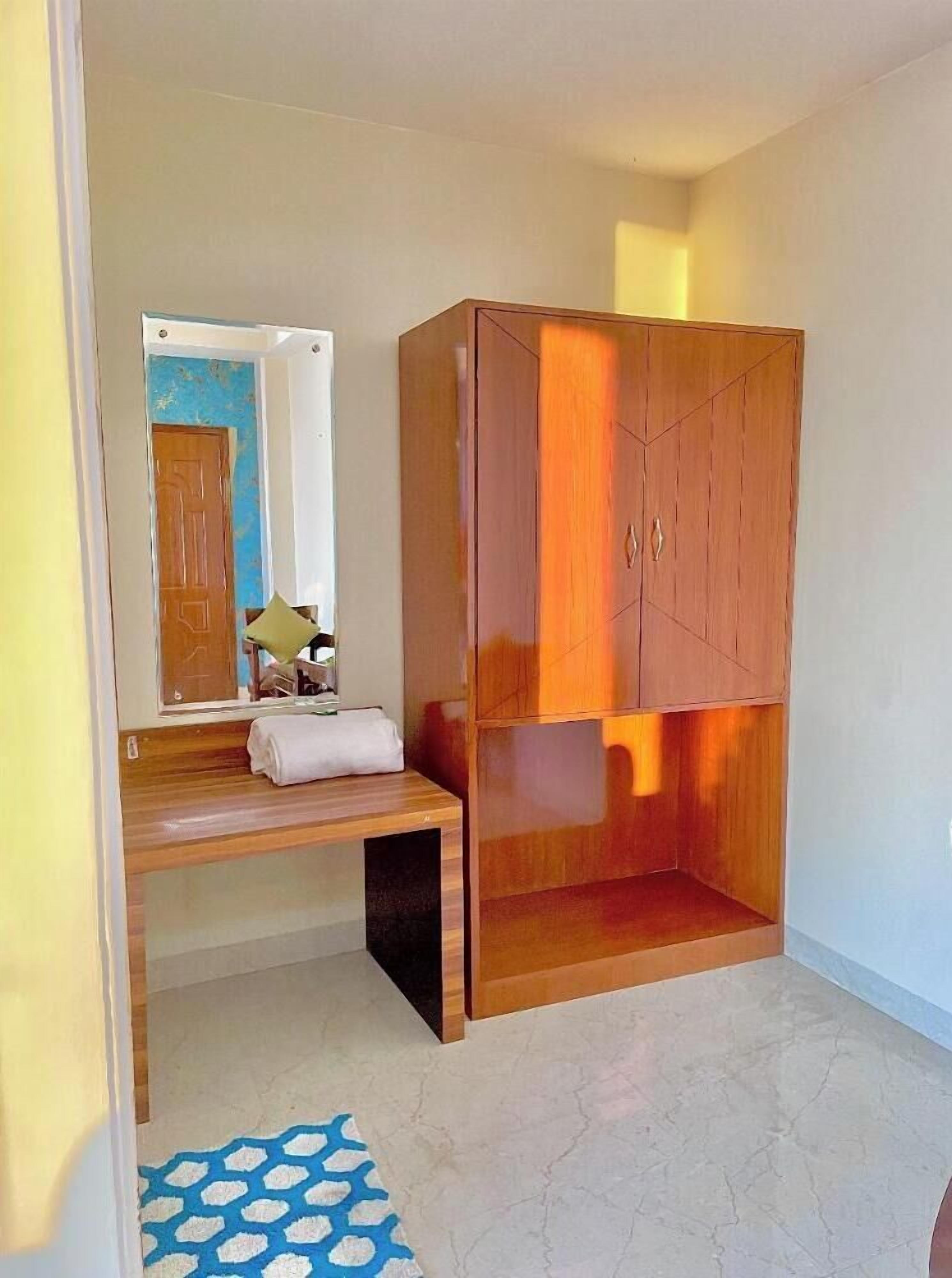 Desk, free WiFi, bed sheets