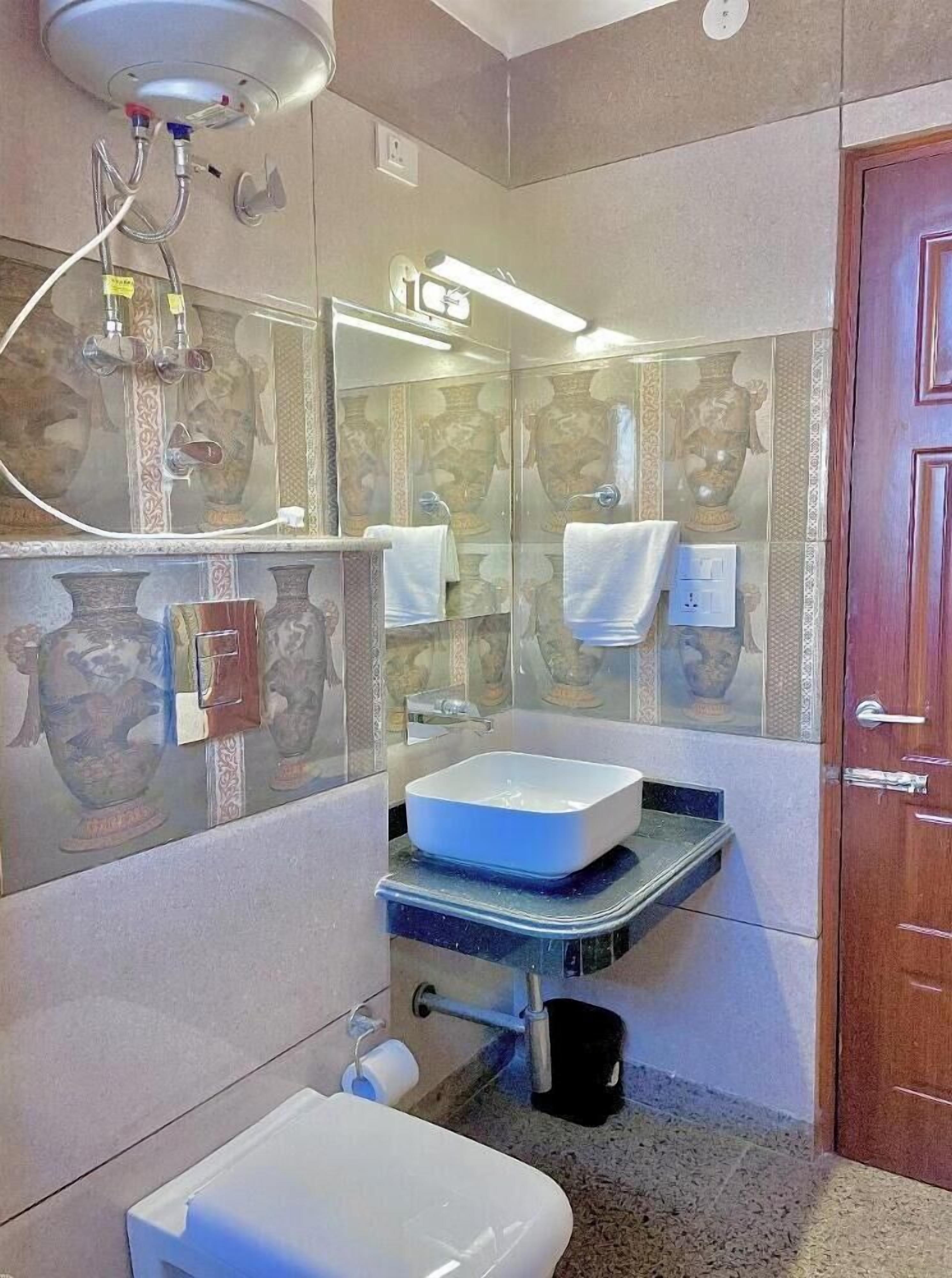 Dusche, kostenlose Toilettenartikel, Handtücher, Seife