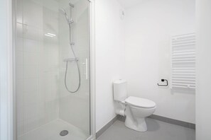 A modern bathroom with a glass-enclosed shower, a white toilet, and a towel rack. - Student Factory Orléans St-Jean (Saint-Jean-de-la-Ruelle)