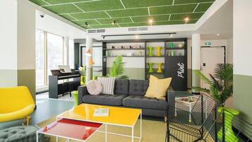 Coin salon dans le hall