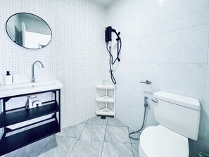 Hair dryer, towels, soap, toilet paper - Cozy Villa near Pranburi Beach, Perfect for Families (Tambon Pak Nam Pran)