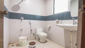 Deluxe Room | Bathroom - Hotel Sarayu Hassan (Hassan)