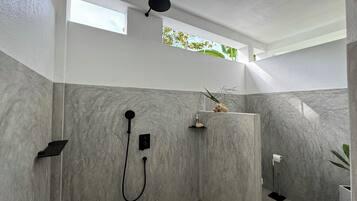 Douche, articles de toilette écologiques, bidet, serviettes fournies