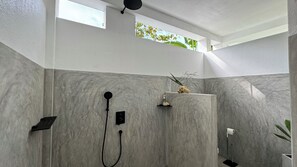 Dusche, Bidet, Handtücher, Seife