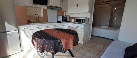 1 bedroom, bed sheets