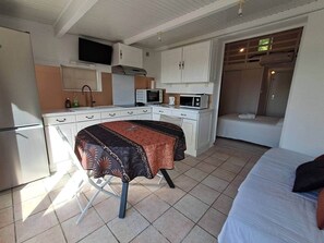 1 bedroom, bed sheets