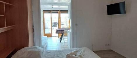 1 bedroom, bed sheets