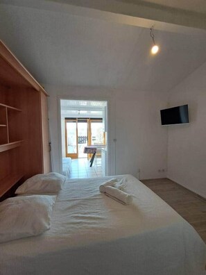 1 bedroom, bed sheets