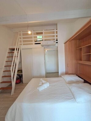 1 bedroom, bed sheets