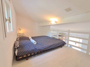 1 bedroom, bed sheets