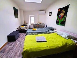 2 عدّة غرف نوم وواي فاي وملاءات أسرّة