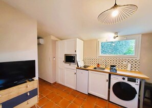 Fridge, microwave, oven, cookware/dishes/utensils