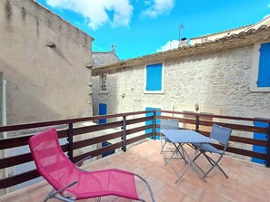 Outdoor dining - L'Echo des étangs: in the heart of tranquility (Peyriac-de-Mer)