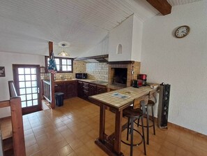 Microwave, cookware/dishes/utensils