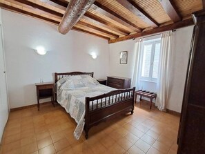 3 bedrooms, bed sheets