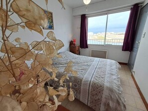 1 bedroom, bed sheets