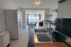 ثلاجة، ميكروويف، فرن، غسالة أطباق