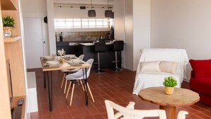 Un espai de vida modern amb zona de dinar, cuina i saló acollidor.