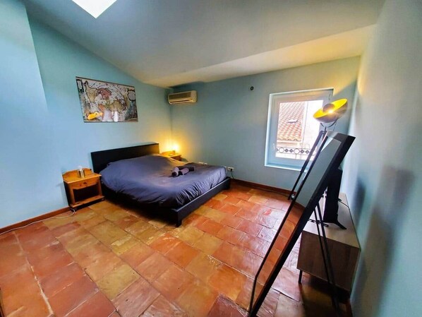 3 bedrooms, iron/ironing board, WiFi, bed sheets - To complete (Sigean)