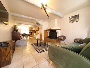 TV, fireplace