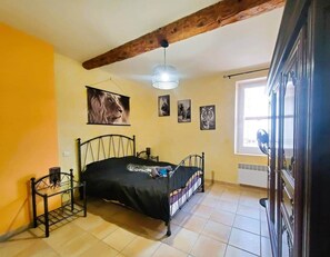 3 habitaciones, tabla de planchar con plancha, wifi y ropa de cama