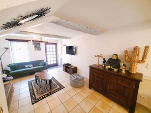 TV, fireplace - To complete (Sigean)